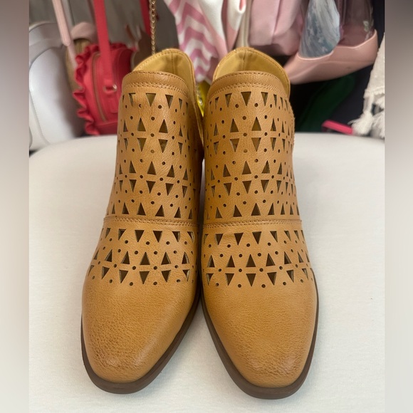 Frye & Co. Sienna "Camel" Cut Out Bootie Ankle Boot Size 6 - Picture 2 of 9